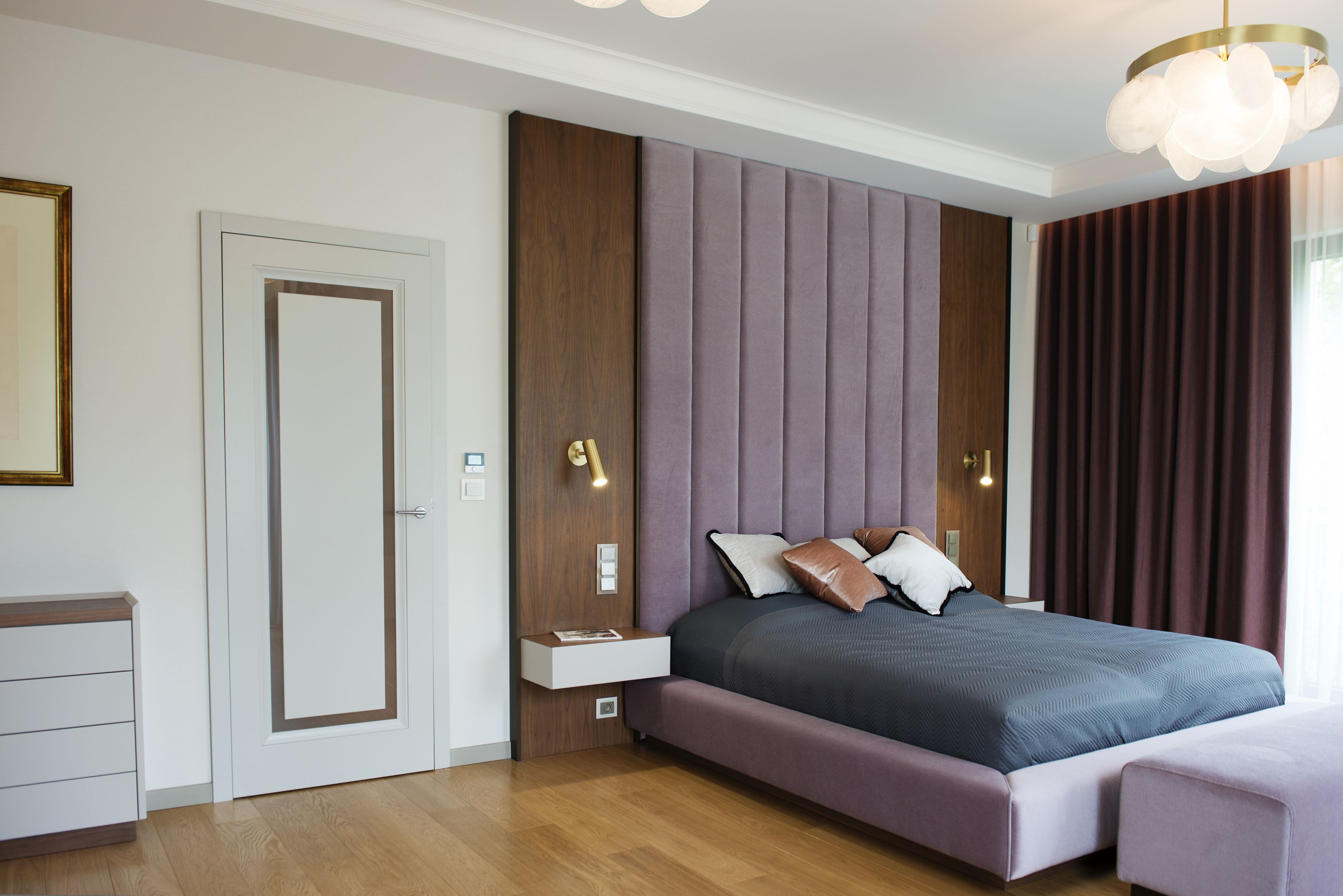 Odcienie fioletu i brązu, nadają sypialni kameralny nastrój.